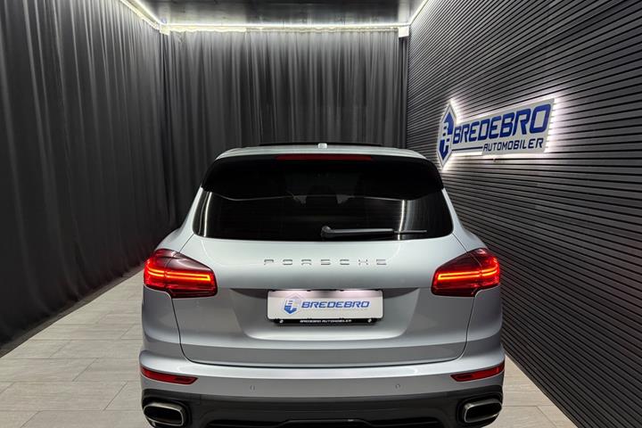 Sølv Porsche Cayenne fra 2017