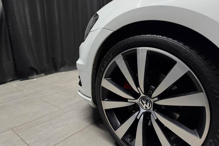 Hvid VW Golf VII fra 2015