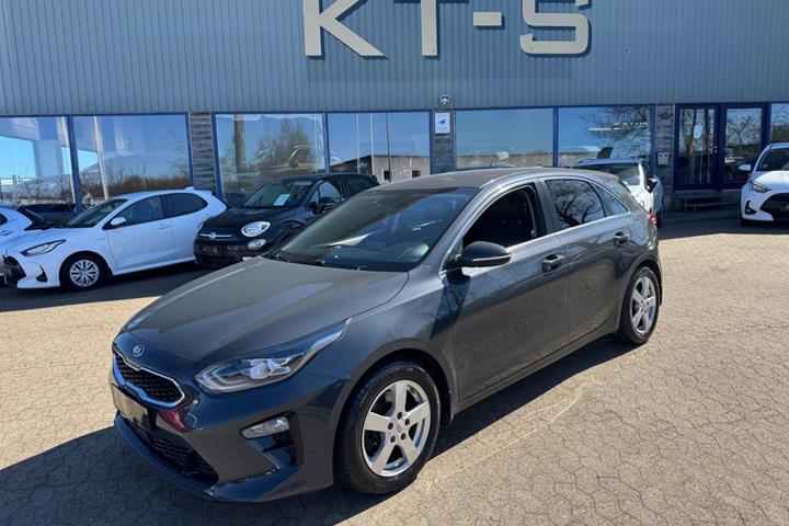 Grå Kia Ceed fra 2019 set udefra