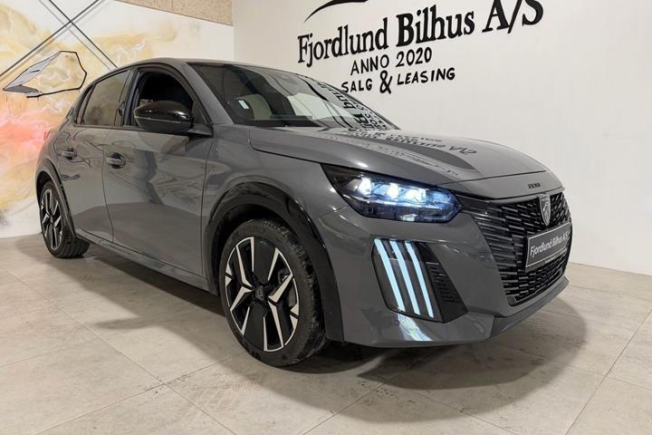 Grå Peugeot e-208 fra 2025 set udefra
