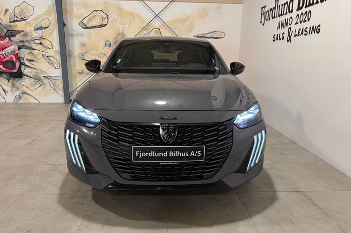 Grå Peugeot e-208 fra 2025