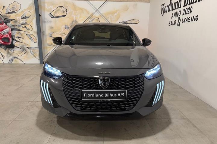 Grå Peugeot e-208 fra 2025