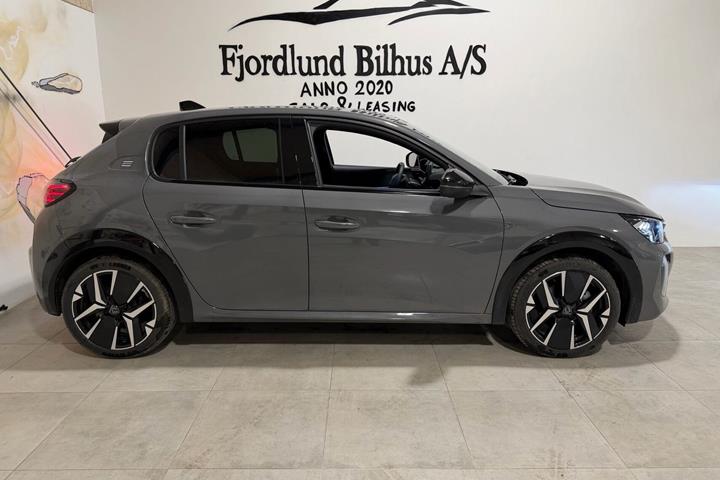 Grå Peugeot e-208 fra 2025