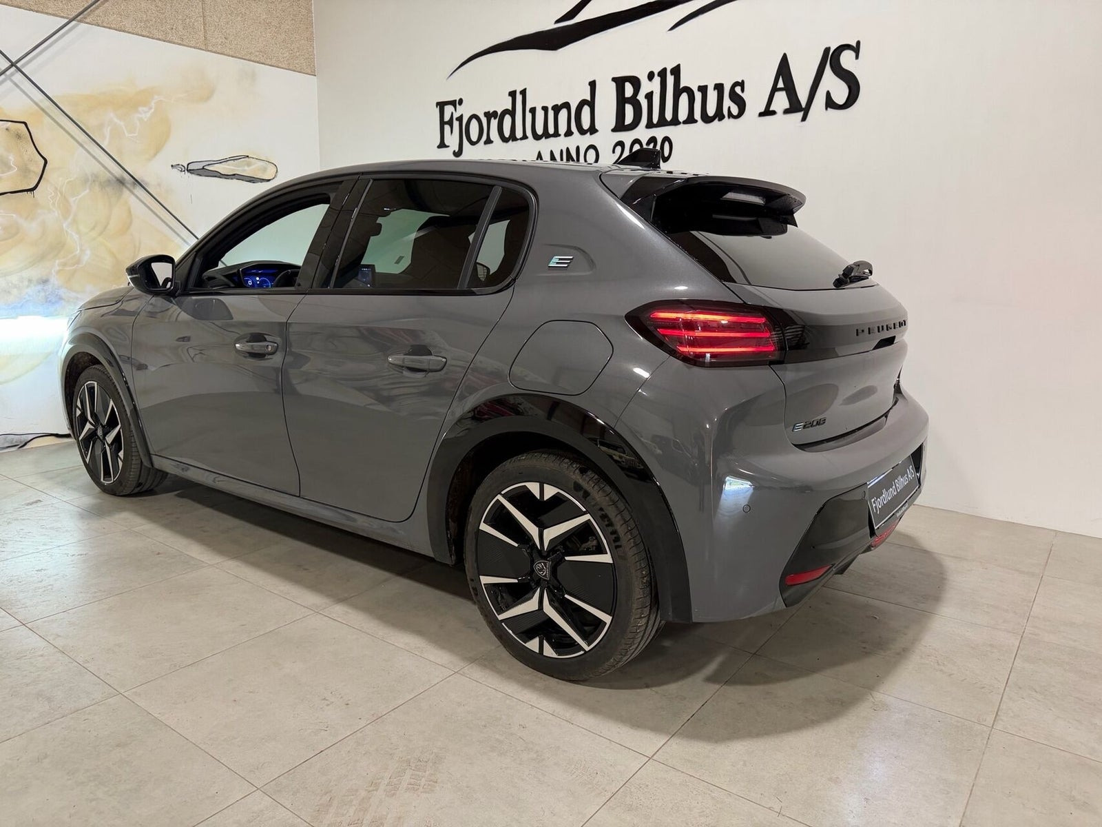 Grå Peugeot e-208 fra 2025