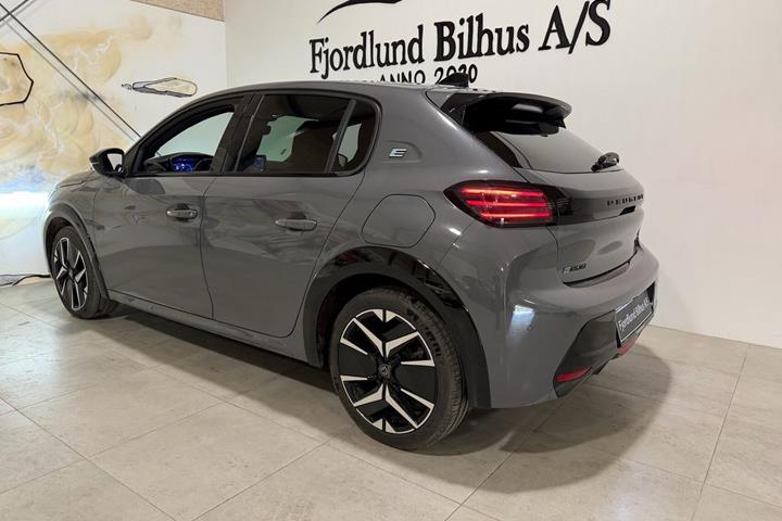 Grå Peugeot e-208 fra 2025
