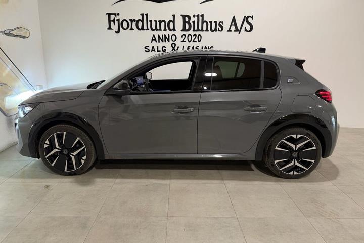 Grå Peugeot e-208 fra 2025