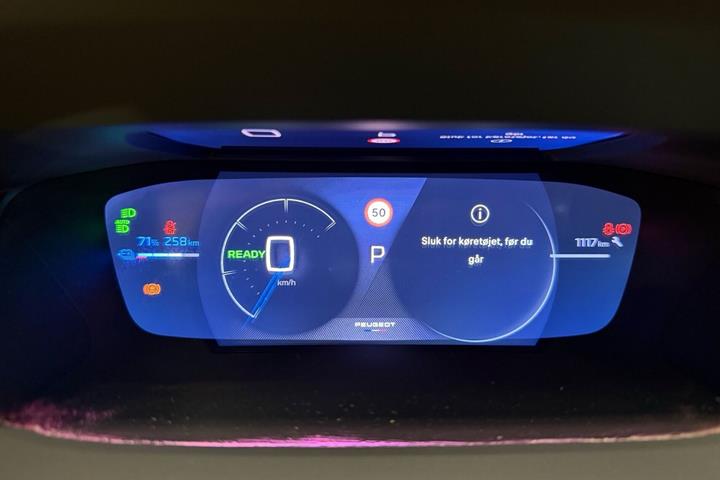 Grå Peugeot e-208 fra 2025