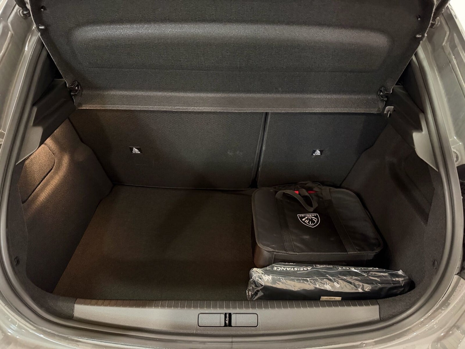 Grå Peugeot e-208 fra 2025