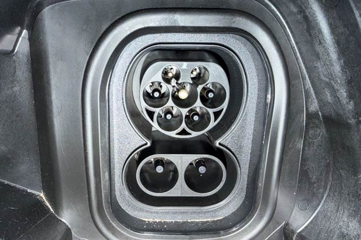 Grå Peugeot e-208 fra 2025