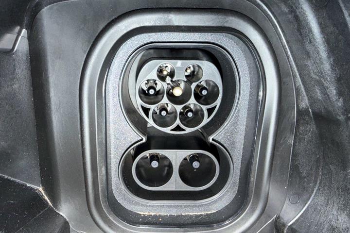 Grå Peugeot e-208 fra 2025