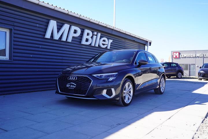 Grå Audi A3 fra 2021 set udefra