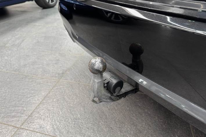 Sort BMW 330e fra 2021