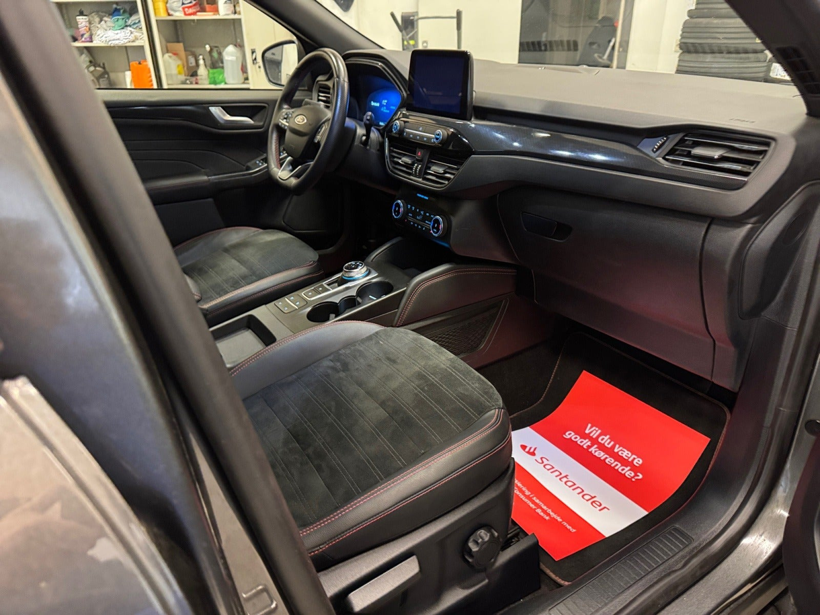 Grå Ford Kuga fra 2023