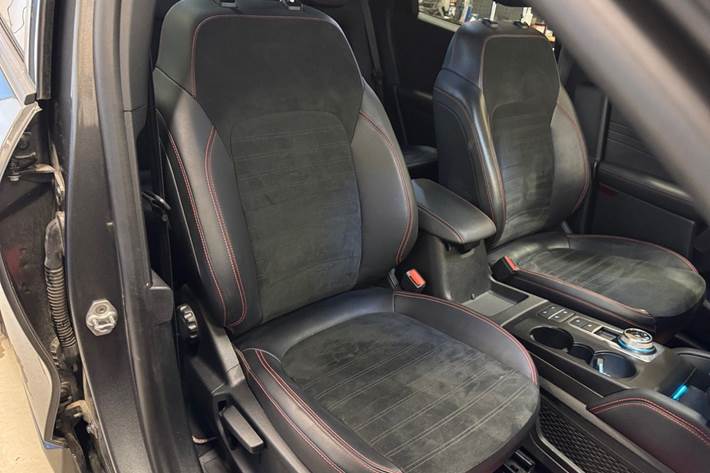 Grå Ford Kuga fra 2023