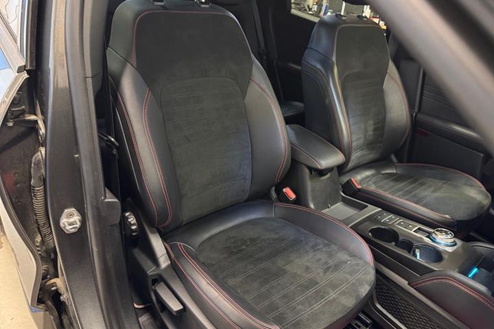 Grå Ford Kuga fra 2023