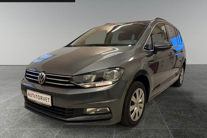 Sort VW Touran fra 2016 set udefra