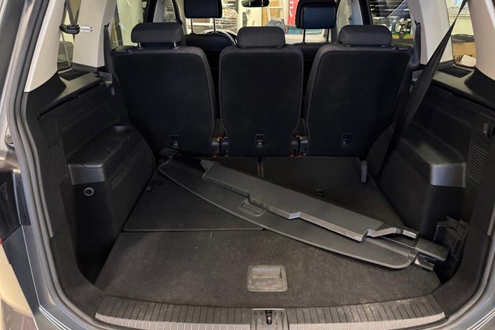 Sort VW Touran fra 2016