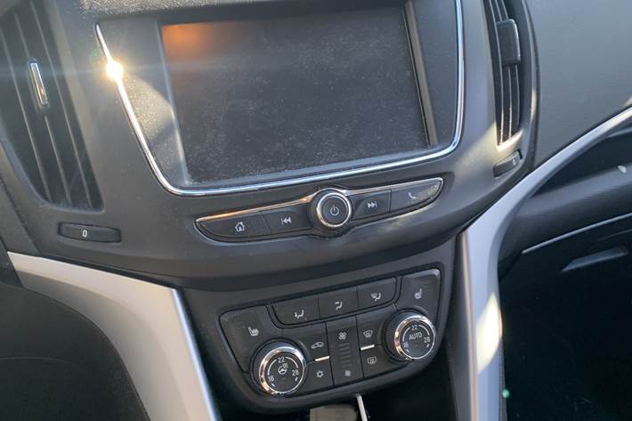 Grå Opel Zafira fra 2017