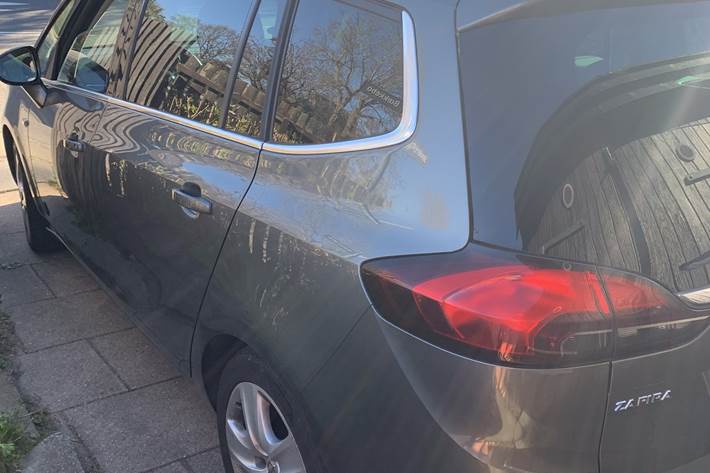 Grå Opel Zafira fra 2017