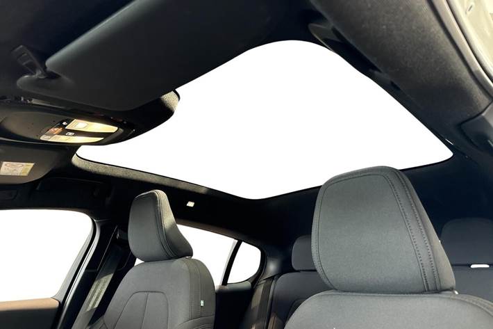 Hvid Volvo EC40 fra 2025