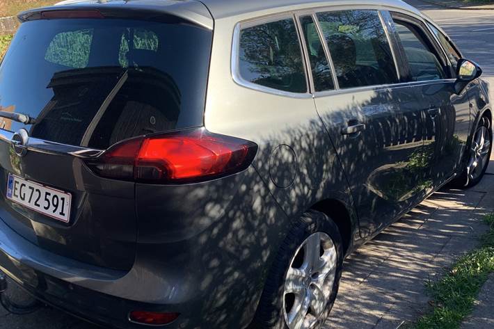 Grå Opel Zafira fra 2017