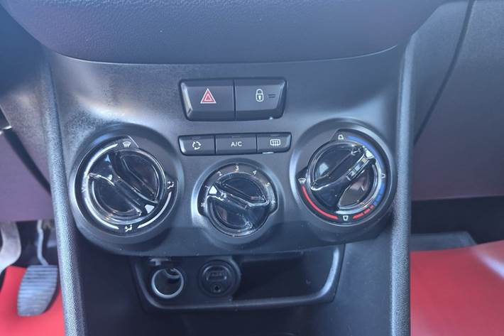 Blå Peugeot 208 fra 2014