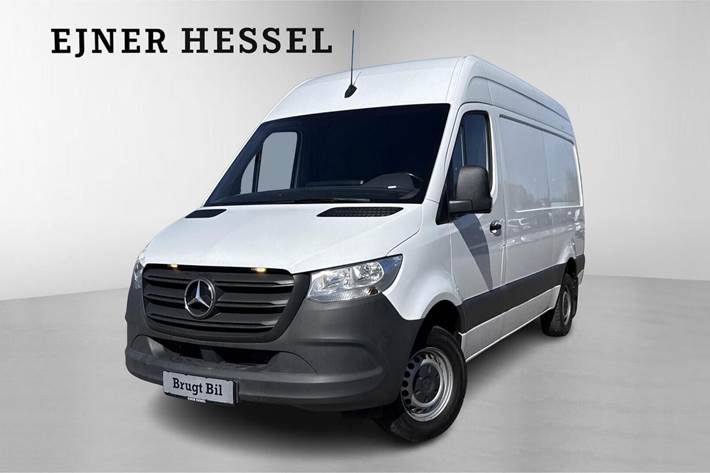 Beige Mercedes Sprinter 317 fra 2022