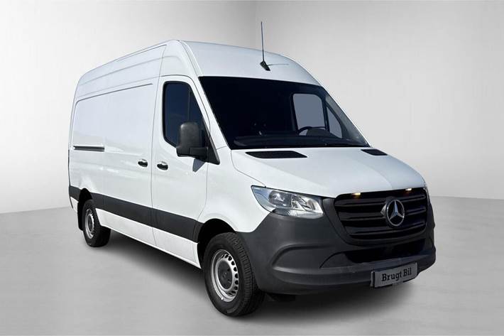 Beige Mercedes Sprinter 317 fra 2022