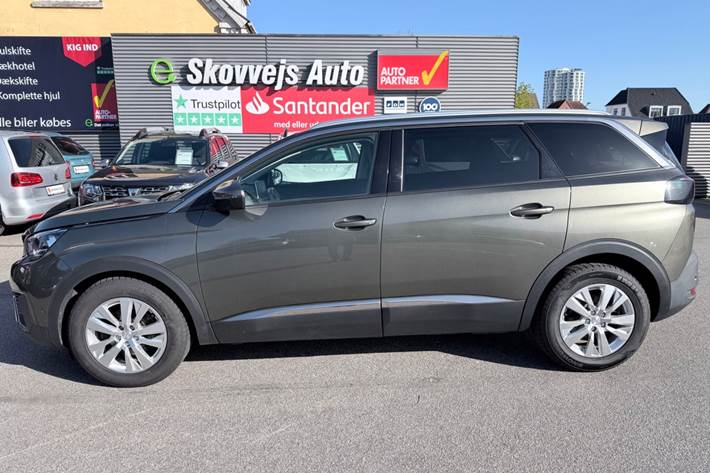 Grå Peugeot 5008 fra 2017
