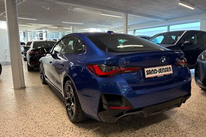 Blå BMW i4 fra 2024