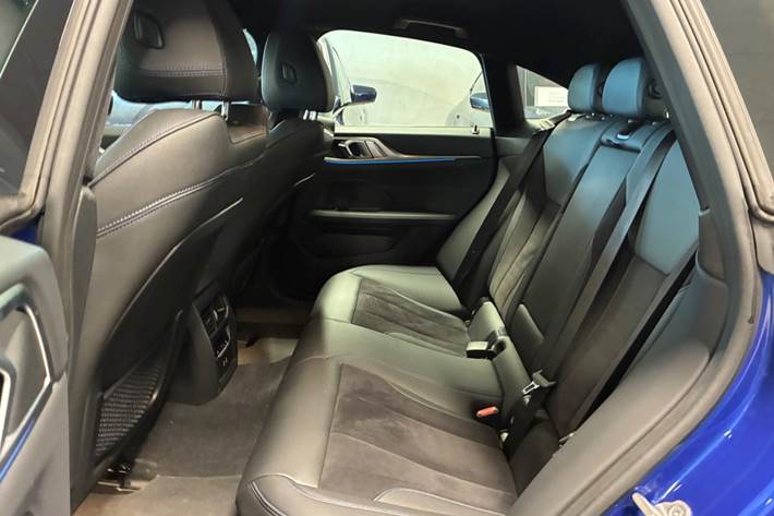 Blå BMW i4 fra 2024