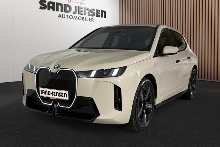 Beige BMW iX fra 2026