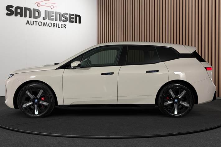 Beige BMW iX fra 2026