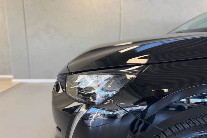 Sort Peugeot 208 fra 2021