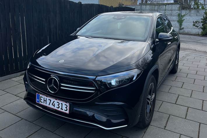 Sort Mercedes EQA250+ fra 2023 set udefra