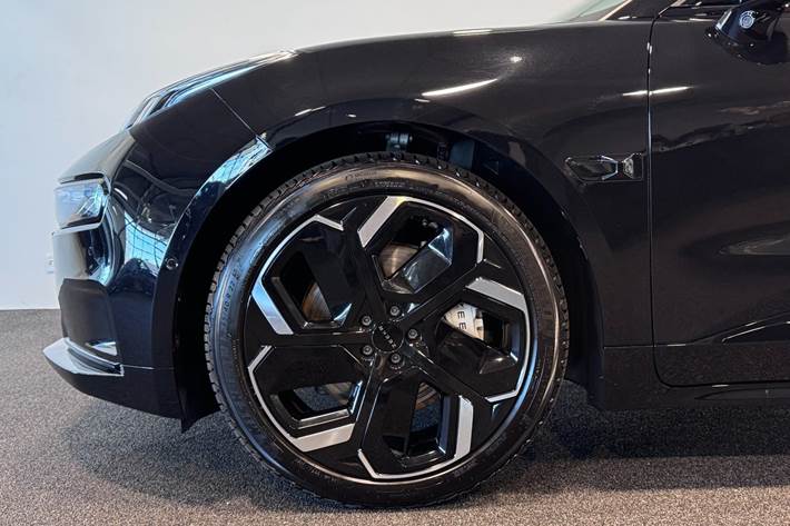 Sort Zeekr 001 fra 2025