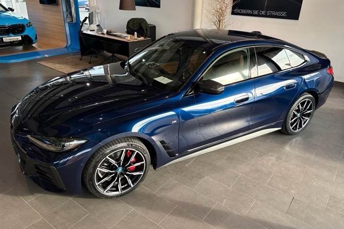 Blå BMW i4 fra 2023