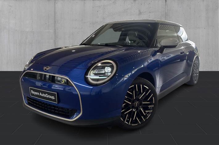Blå Mini Cooper SE fra 2025 set udefra