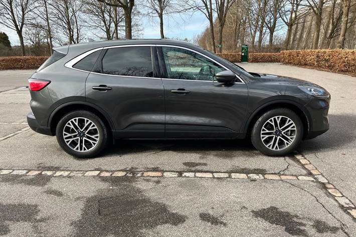 Grå Ford Kuga fra 2020