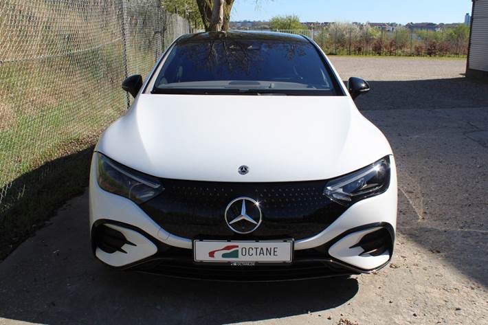 Hvid Mercedes EQE350 fra 2025