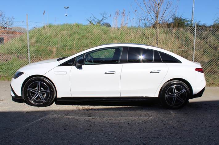Hvid Mercedes EQE350 fra 2025