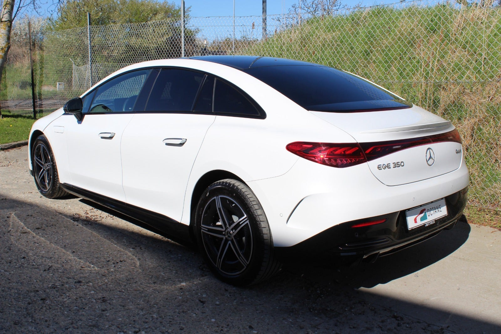 Hvid Mercedes EQE350 fra 2025