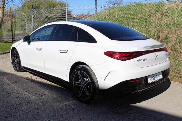Hvid Mercedes EQE350 fra 2025