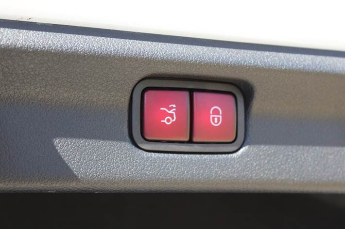 Hvid Mercedes EQE350 fra 2025