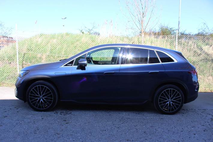 Blå Mercedes EQE350 SUV fra 2023