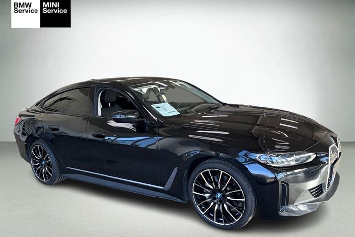 Sort BMW i4 fra 2024 set udefra