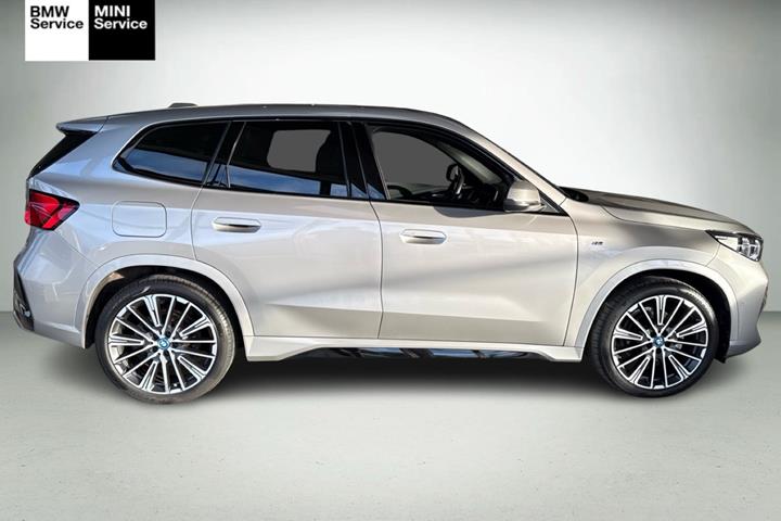 Grå BMW iX1 fra 2025