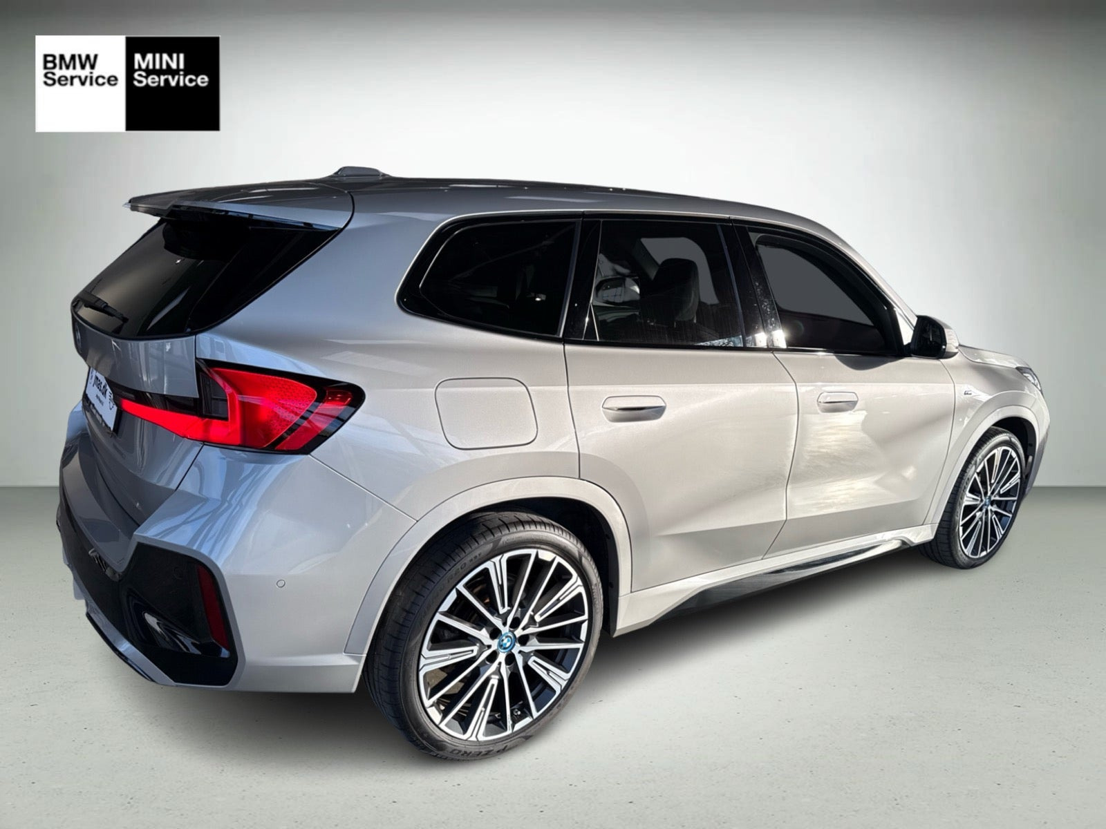Grå BMW iX1 fra 2025