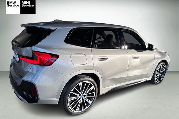 Grå BMW iX1 fra 2025