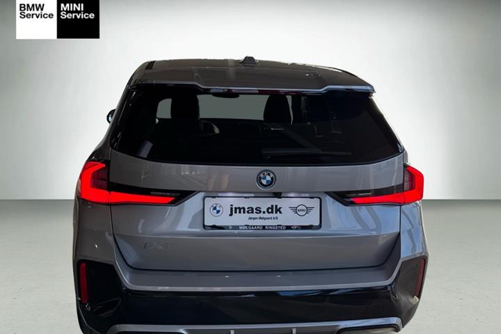 Grå BMW iX1 fra 2025